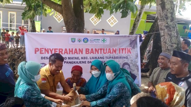 TP PKK Mattiro Matae Pangkep Bagikan Bebek Petelur dan Susu ke Warga