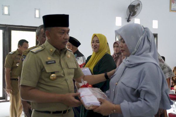 Salurkan Perlengkapan Sekolah Gratis, Ilham Azikin: Ini Amanat Undang – undang Dasar