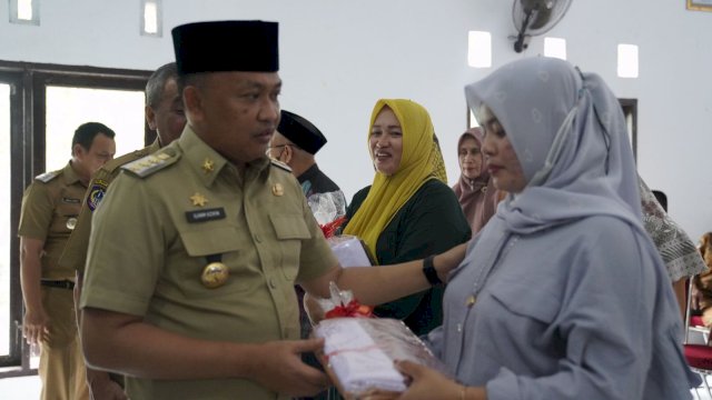 Ilham Azikin Salurkan Bahan Perlengkapan Sekolah Gratis.(F-Humas)