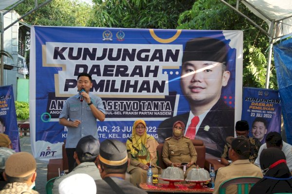 Legislator NasDem Sulsel Andre Tanta Kundapil di Barombong, Warga: Berkat Perjuangan Beliau Kami Rasakan Bantuan