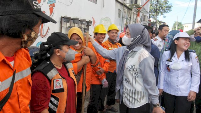 Wawali Fatmawati Rusdi Bercekrama dengan warga.(F-Humas)