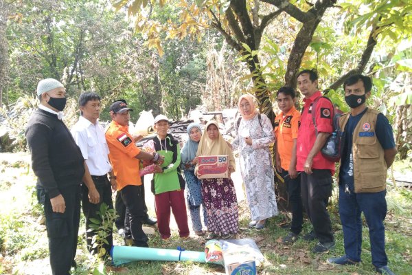 Kebakaran Rumah Panggung milik Pasutri Lansia di Barru, Gubernur Andi Sudirman Kirimkan Bantuan