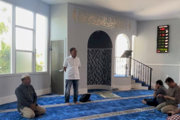 Salat Zuhur di Masjid At Thohir Los Angeles, Danny Pomanto Harap Dapat Jadi Pusat Komunitas dan Dakwah