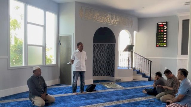 Walikota Danny Salat Zuhur di Masjid At Thohir Los Angeles.