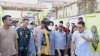 Tinjau Lorong Wisata di Jalan Sungai Pareman, Wawali Fatmawati Rusdi Pastikan Kebutuhan Kelompok Tani Terpenuhi