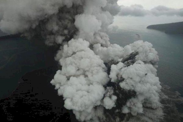 Anak Gunung Krakatau Erupsi, Semburan Abu Vulkanik Hingga 2.000 Meter