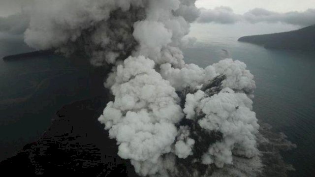 Anak Gunung Krakatau Erupsi.(F-INT)