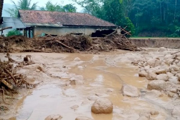 Diguyur Hujan Sejak Sore hingga Malam Hari, Kota Bogor Dikepung Banjir dan Tanah Longsor