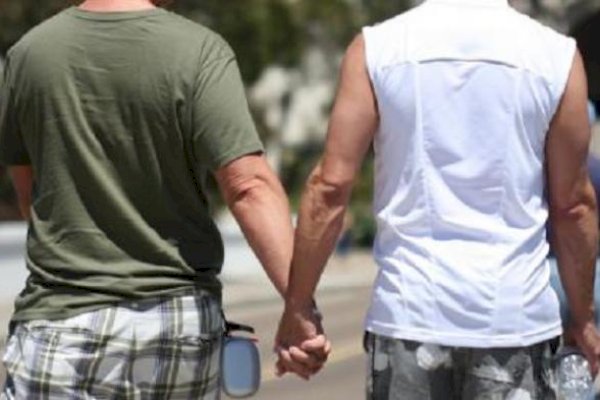 Polisi Cokok Komplotan Penipu yang Berkedok Kencan di Aplikasi Gay, Modusnya Lempar Sandal