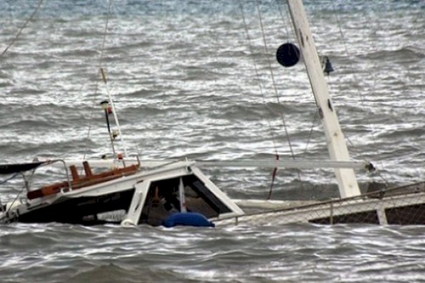 Kecelakaan Kapal di Laut Mimika, 7 Orang Selamat saat Terombang-ambing – 11 Masih Dicari