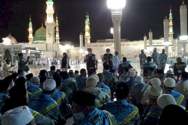 Sudah Dilarang, Seorang Jemaah Haji Indonesia Nekat Merokok di Masjid Nabawi, Terancam Denda