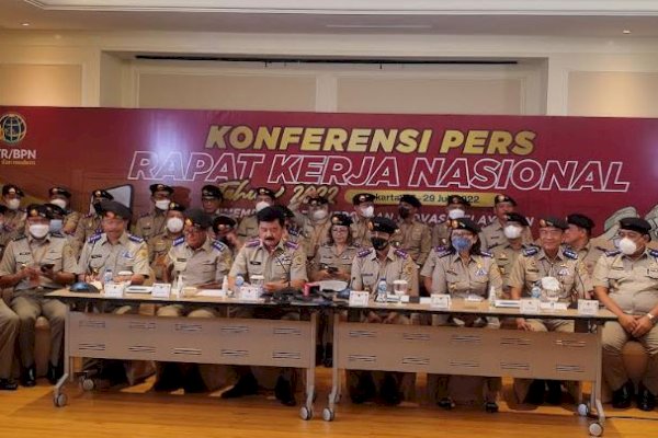 Junimart Kritik Seragam Baru PNS ATR: Baret dan Tongkat komando Apa Urgensinya?