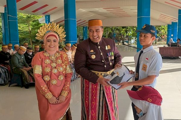 Rayakan HUT ke-63 Maros, Pemkab Bagikan 14 Ribu Seragam Sekolah