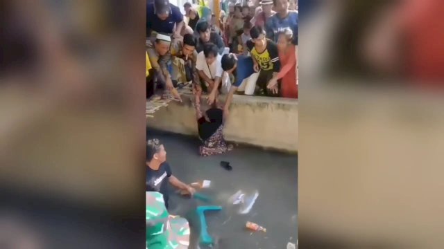 Viral! Panggung Hajatan untuk Tamu Undangan Ambruk.(F-INT)