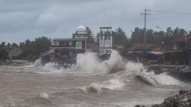 Ombak tingg Ancam Pesisir Indonesia.(F-INT)