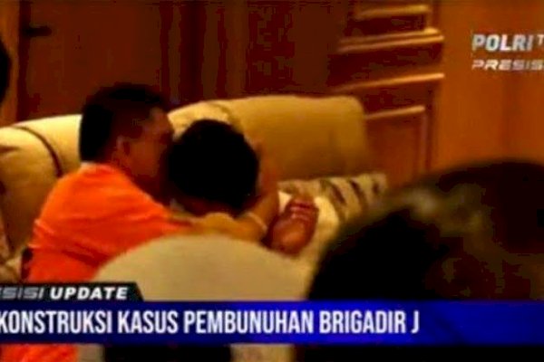 Heboh, Ferdy Sambo Peluk Erat dan Cium Putri Candrawathi Saat Rekontruksi Kasus Pembunuhan Brigadir J