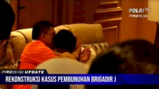 Heboh, Ferdy Sambo Peluk Erat dan Cium Putri Candrawathi Saat Rekontruksi Kasus Pembunuhan Brigadir J