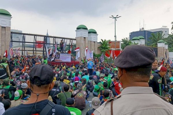 Unjuk Rasa di DPR, Massa Ojol Minta Tarif Sesuai hingga Tolak Kenaikan BBM