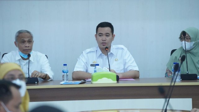 Bupati Yusran Bagikan Bantuan Hibah dan Insentif Guru Mengaji di Desa Baring: Semoga Bermanfaat