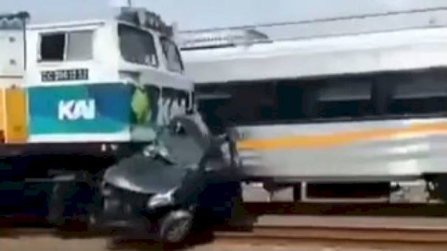 Kecelakaan Maut Xpander Tertabrak Kereta di Cirebon.(F-INT)