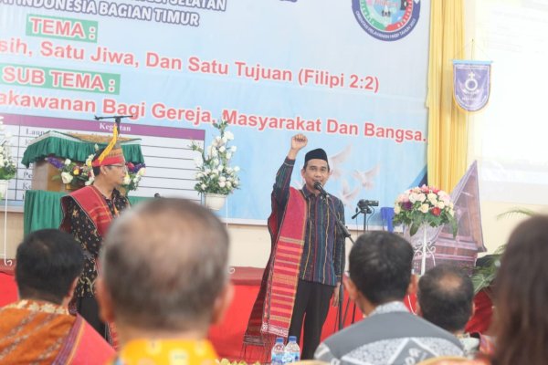 Safari Ketua DPRD Rudianto Lallo ke Gereja HKPB Makassar, Dihadiahi Kain Ulos sebagai Tanda Persaudaraan Masyarakat Batak