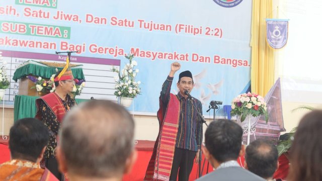 Safari Ketua DPRD Rudianto Lallo ke Gereja HKPB Makassar, Dihadiahi Kain Ulos sebagai Tanda Persaudaraan Masyarakat Batak