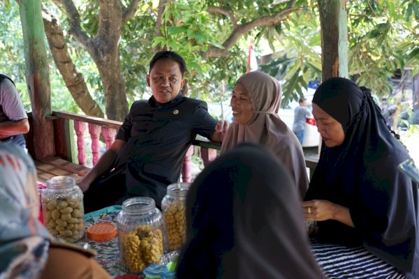 Ilham Azikin Temui Warga Pa’jukukang, Ajak Waspadai PMK pada Ternak