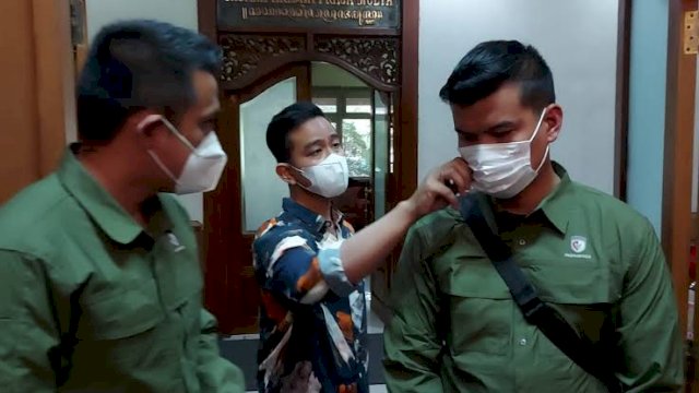 Ada Paspampres Pukul Sopir Truk di Solo, Gibran Marah hingga Tarik Masker Pelaku