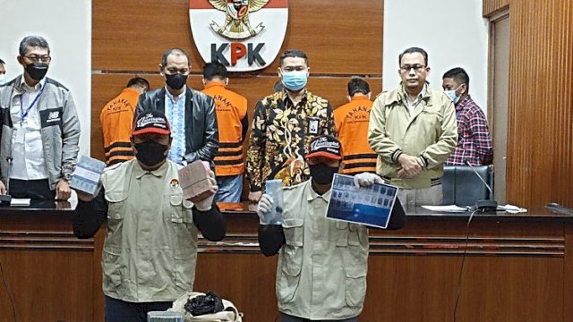 Rektor Unila Dkk saar diperlihatkan di kantor KPK.(F-INT)