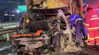 Sedan Porsche Tabrak Truk Hingga Terbakar di Tol Jagorawi, Pengemudi Tewas