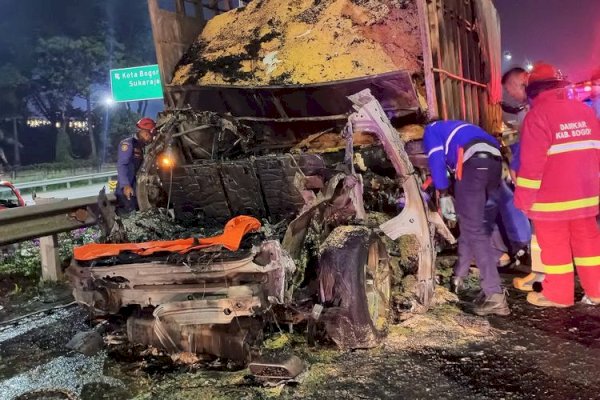 Sedan Porsche Tabrak Truk Hingga Terbakar di Tol Jagorawi, Pengemudi Tewas