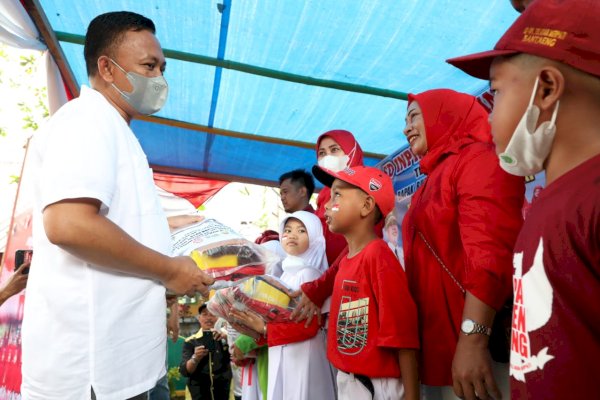 Serahkan Seragam Sekolah di SD, Ilham Azikin Ajak Guru Fokus Pendidikan Karakter