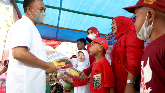 Serahkan Seragam Sekolah di SD, Ilham Azikin Ajak Guru Fokus Pendidikan Karakter