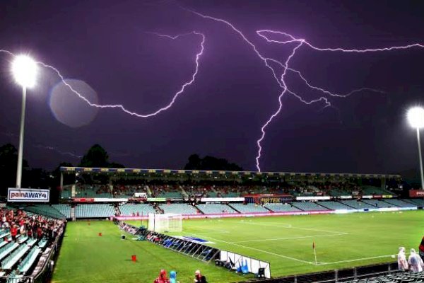 DUUUARRR! Detik-detik Pesepak Bola Tewas Disambar Petir Saat Bertanding di Stadion