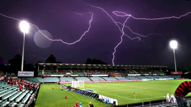 DUUUARRR! Detik-detik Pesepak Bola Tewas Disambar Petir Saat Bertanding di Stadion