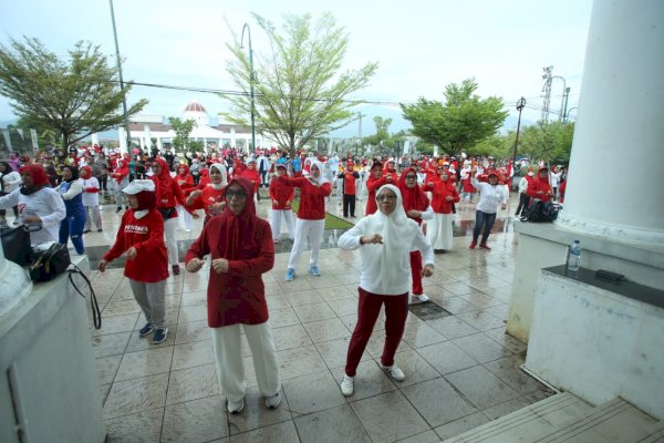 Meriahkan HUT RI ke-77, Ketua TPPKK Palopo Utiasari Judas Bersama Jajaran Laksanakan Senam Sehat