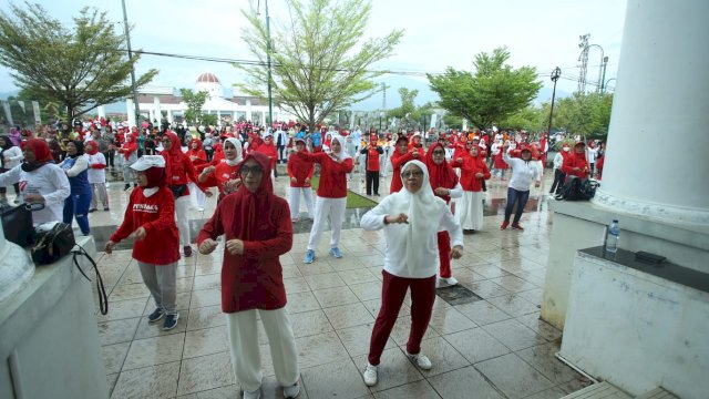 Meriahkan HUT RI ke-77, Ketua TPPKK Palopo Utiasari Judas Bersama Jajaran Laksanakan Senam Sehat