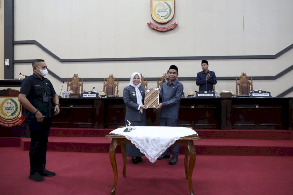 Penandatanganan Perda Perlindungan Guru Oleh Wawali Fatmawati Rusdi – Ketua DPRD Rudianto Lallo