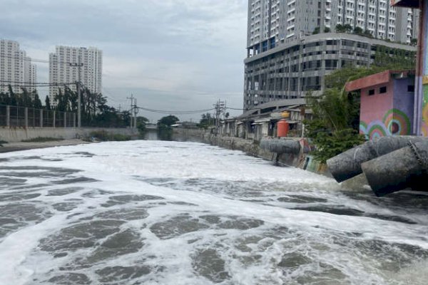 Busa Limbah Sungai Kalidami Surabaya Cemari Rumah Warga