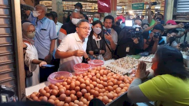 Zulhas Kekeh Bansos Penyebab Harga Telur Ayam Naik