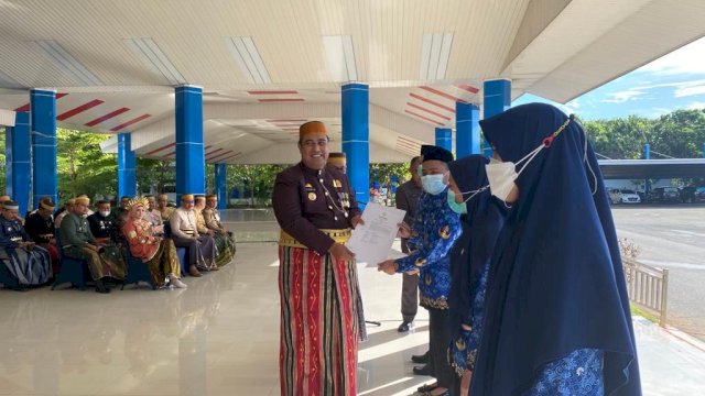 Pada Acara Peringatan Hari Jadi Kabupaten Maros ke-63, Bupati Serahkan SK Pengangkatan CPNS