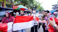 Semarakkan HUT RI ke-77, Bupati Yusran Bagikan Bendera Merah Putih di Pasar Pangkajene