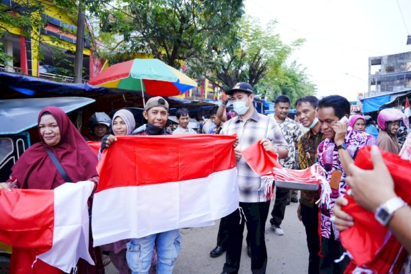 Semarakkan HUT RI ke-77, Bupati Yusran Bagikan Bendera Merah Putih di Pasar Pangkajene