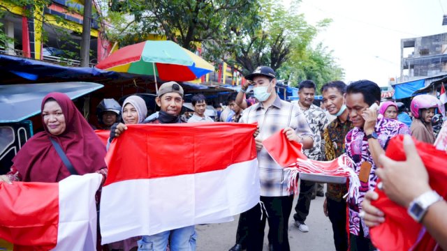 Semarakkan HUT RI ke-77, Bupati Yusran Bagikan Bendera Merah Putih di Pasar Pangkajene