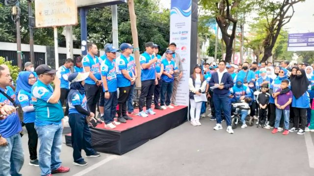 Danny Pomanto Lepas Peserta Famwalk HUT-98 Perumda Air Minum Kota Makassar.