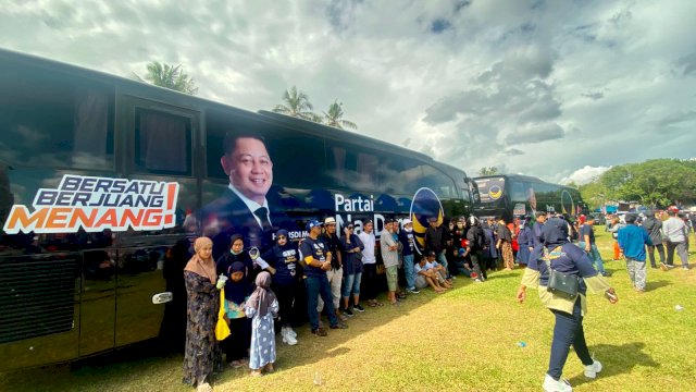 Iring-iringan Bus Mewah NasDem Sulsel Bergerak dari Palopo ke Luwu Utara, Jadi Tontonan Warga