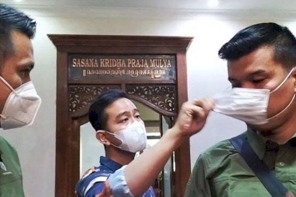 Gibran Marah Besar, Tarik Paksa Masker Paspampres Pemukul Sopir saat Minta Maaf