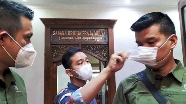 Gibran Marah Besar, Tarik Paksa Masker Paspampres Pemukul Sopir saat Minta Maaf