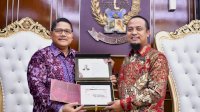 BI Sulsel Serahkan Uang Kertas Cetakan Baru Nomor Seri Tahun Kelahiran Gubernur Andi Sudirman