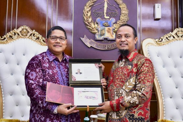 BI Sulsel Serahkan Uang Kertas Cetakan Baru Nomor Seri Tahun Kelahiran Gubernur Andi Sudirman